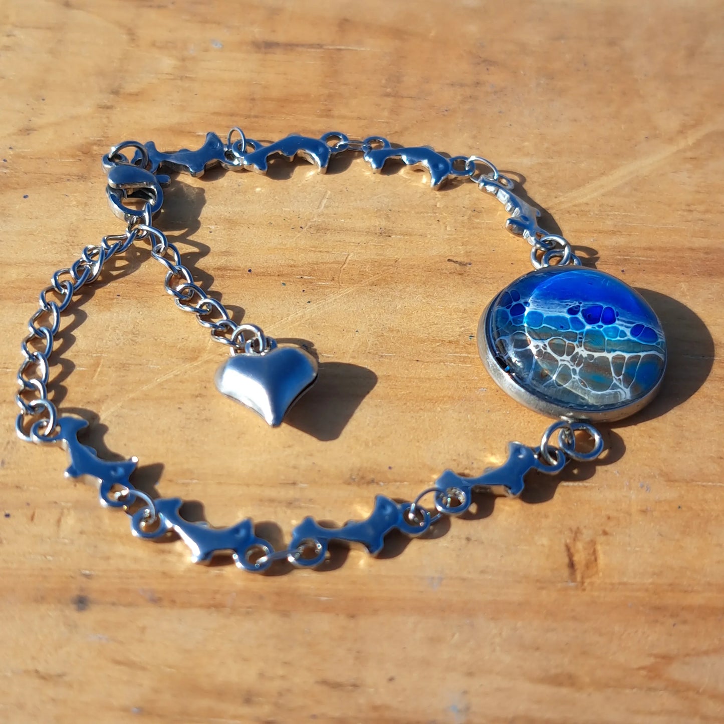 BR1002 Hand Painted in Acrylic Dolphin Bracelet with Ocean Pendant