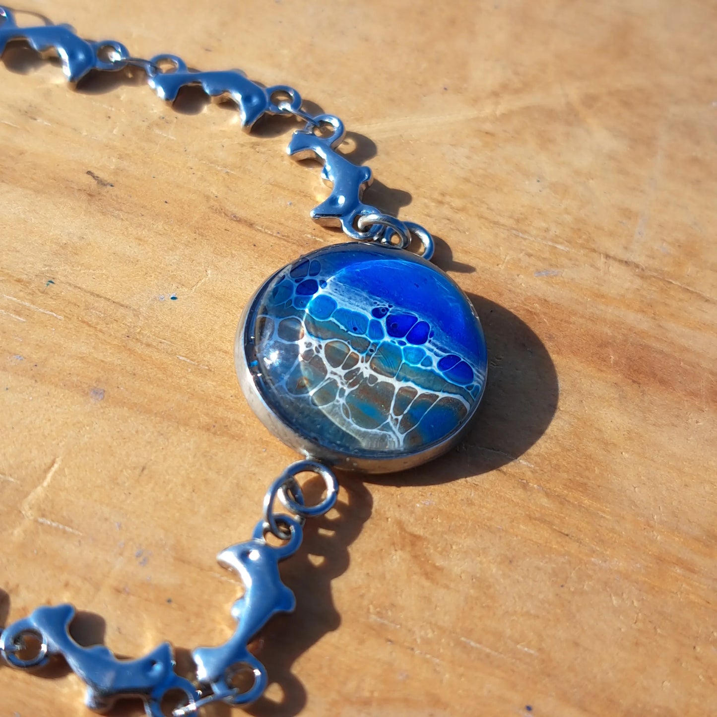BR1002 Hand Painted in Acrylic Dolphin Bracelet with Ocean Pendant