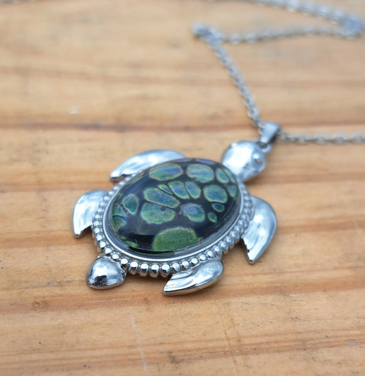 ST1008 Hand Painted in Acrylic Green Turtle Pendant